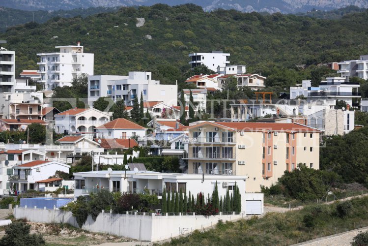 *Only 70 m from the sea! Guesthouse, 1.146 m2, in Utjeha - Hladna Uvala, with sea views, 9 big apartments and 10 garages, in Montenegro.