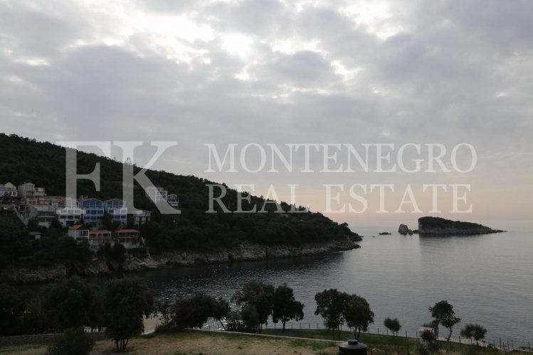 *Only 70 m from the sea! Guesthouse, 1.146 m2, in Utjeha - Hladna Uvala, with sea views, 9 big apartments and 10 garages, in Montenegro.