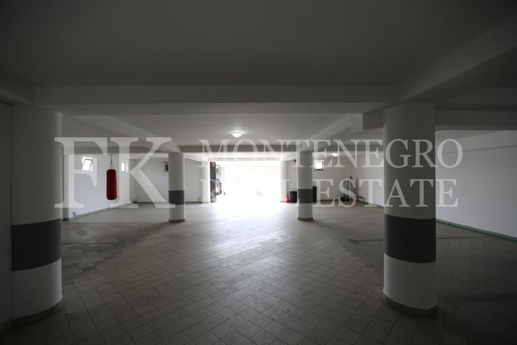 *Only 70 m from the sea! Guesthouse, 1.146 m2, in Utjeha - Hladna Uvala, with sea views, 9 big apartments and 10 garages, in Montenegro.