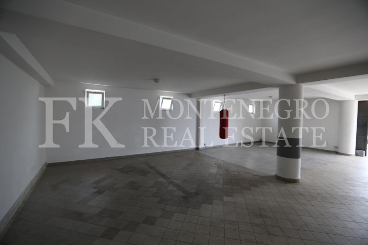 *Only 70 m from the sea! Guesthouse, 1.146 m2, in Utjeha - Hladna Uvala, with sea views, 9 big apartments and 10 garages, in Montenegro.