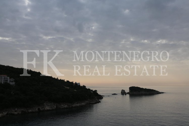 *Only 70 m from the sea! Guesthouse, 1.146 m2, in Utjeha - Hladna Uvala, with sea views, 9 big apartments and 10 garages, in Montenegro.