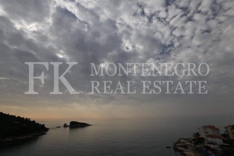 *Only 70 m from the sea! Guesthouse, 1.146 m2, in Utjeha - Hladna Uvala, with sea views, 9 big apartments and 10 garages, in Montenegro.