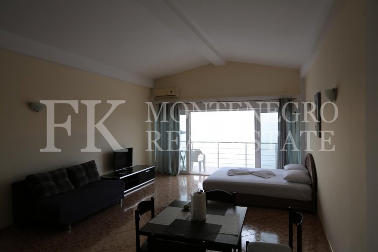 *Only 70 m from the sea! Guesthouse, 1.146 m2, in Utjeha - Hladna Uvala, with sea views, 9 big apartments and 10 garages, in Montenegro.