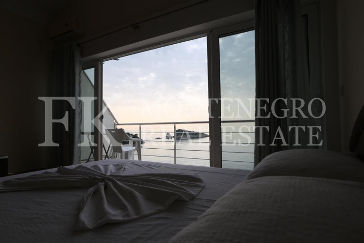 *Only 70 m from the sea! Guesthouse, 1.146 m2, in Utjeha - Hladna Uvala, with sea views, 9 big apartments and 10 garages, in Montenegro.