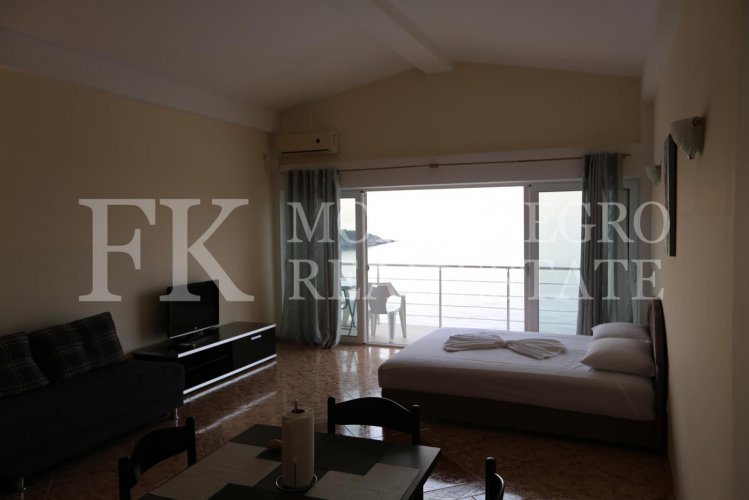 *Only 70 m from the sea! Guesthouse, 1.146 m2, in Utjeha - Hladna Uvala, with sea views, 9 big apartments and 10 garages, in Montenegro.