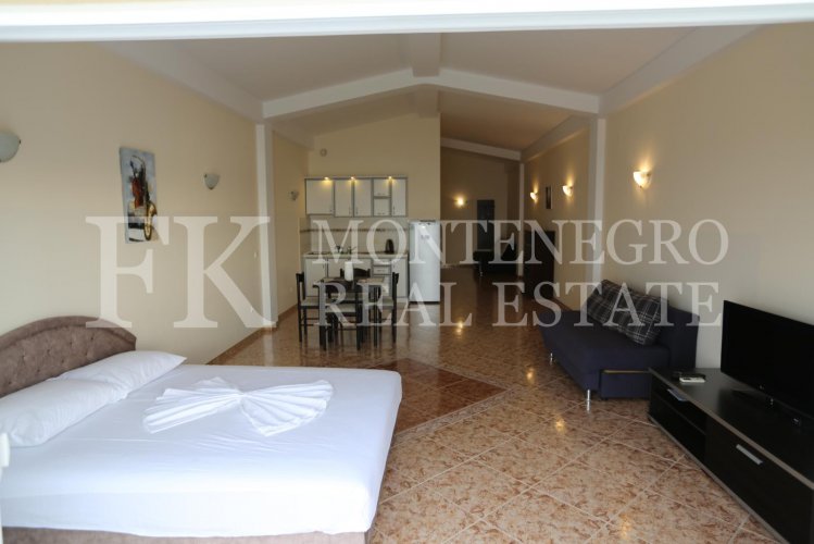 *Only 70 m from the sea! Guesthouse, 1.146 m2, in Utjeha - Hladna Uvala, with sea views, 9 big apartments and 10 garages, in Montenegro.