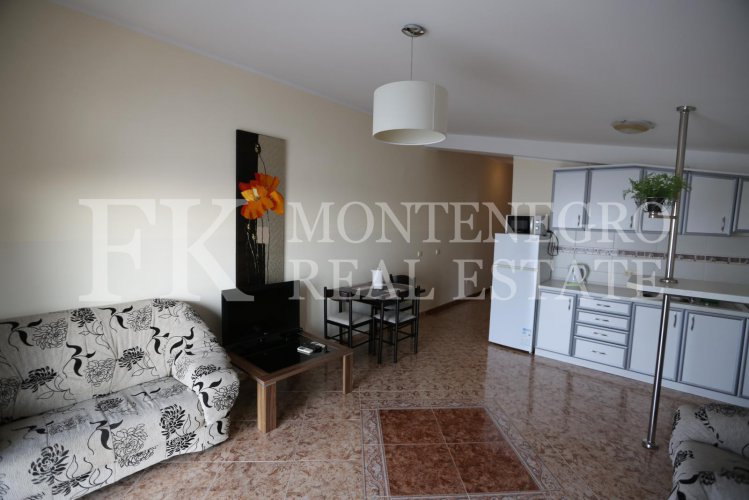 *Only 70 m from the sea! Guesthouse, 1.146 m2, in Utjeha - Hladna Uvala, with sea views, 9 big apartments and 10 garages, in Montenegro.