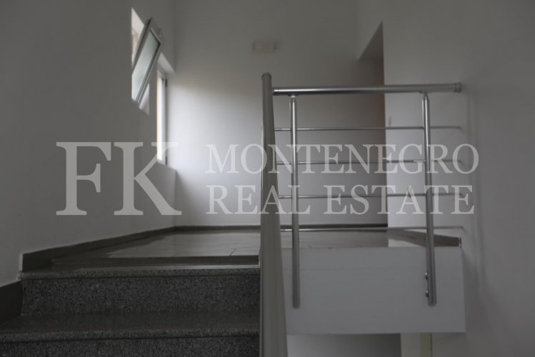 *Only 70 m from the sea! Guesthouse, 1.146 m2, in Utjeha - Hladna Uvala, with sea views, 9 big apartments and 10 garages, in Montenegro.