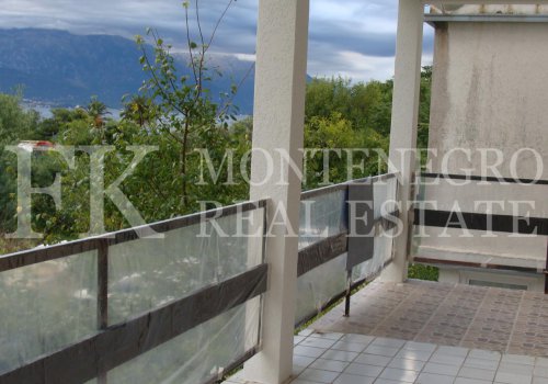 *Običan stan, 35 m2, plus balkon od 30 m2, u Baošićima - opština Herceg Novi, samo 2 minuta hoda od mora, u Crnoj Gori.