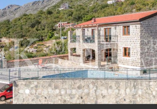 Luxusvilla im traditionellen Pashtrovsky-Stil, 466 m2, oberhalb von Petrovac im Dorf Krushevica, mit fantastischem Meerblick, in Montenegro. im traditionellen 
