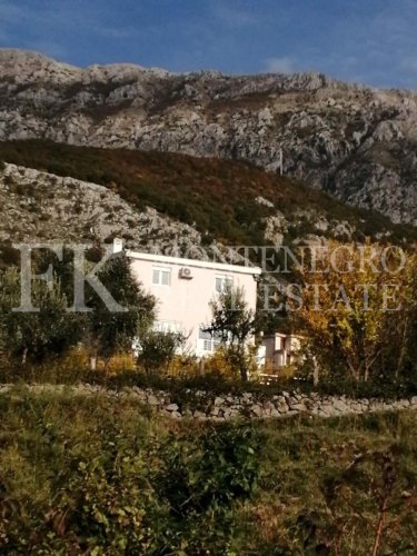 *Beautiful three-storey house, 227m2, in Dobra Voda, with sea view, garage, swimming pool and large garden 2.039m2, in Montenegro.