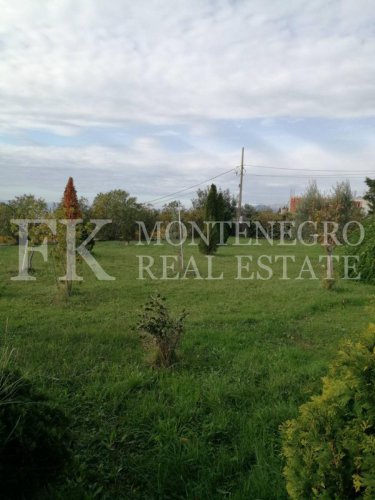 *Beautiful three-storey house, 227m2, in Dobra Voda, with sea view, garage, swimming pool and large garden 2.039m2, in Montenegro.