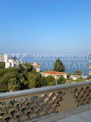 *Exotic house, 490m2, in Bar - Dobra Voda, on a plot of 969m2, with sea view, just 50 m from the sea shore with a separate guest house of 145 m2 and a swimming pool, in Montenegro.