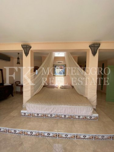 *Exotic house, 490m2, in Bar - Dobra Voda, on a plot of 969m2, with sea view, just 50 m from the sea shore with a separate guest house of 145 m2 and a swimming pool, in Montenegro.