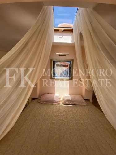 *Exotic house, 490m2, in Bar - Dobra Voda, on a plot of 969m2, with sea view, just 50 m from the sea shore with a separate guest house of 145 m2 and a swimming pool, in Montenegro.