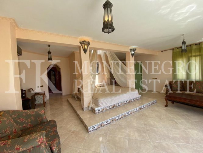 *Exotic house, 490m2, in Bar - Dobra Voda, on a plot of 969m2, with sea view, just 50 m from the sea shore with a separate guest house of 145 m2 and a swimming pool, in Montenegro.