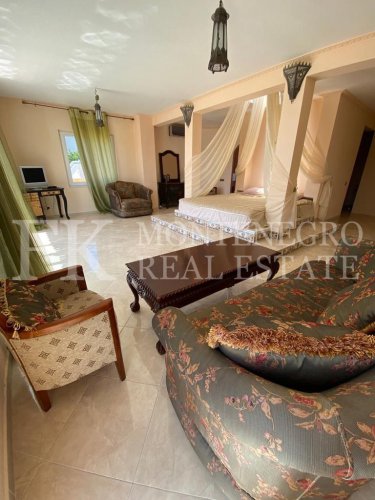 *Exotic house, 490m2, in Bar - Dobra Voda, on a plot of 969m2, with sea view, just 50 m from the sea shore with a separate guest house of 145 m2 and a swimming pool, in Montenegro.