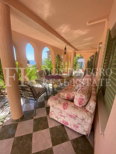 *Exotic house, 490m2, in Bar - Dobra Voda, on a plot of 969m2, with sea view, just 50 m from the sea shore with a separate guest house of 145 m2 and a swimming pool, in Montenegro.