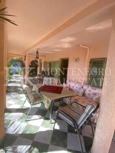 *Exotic house, 490m2, in Bar - Dobra Voda, on a plot of 969m2, with sea view, just 50 m from the sea shore with a separate guest house of 145 m2 and a swimming pool, in Montenegro.