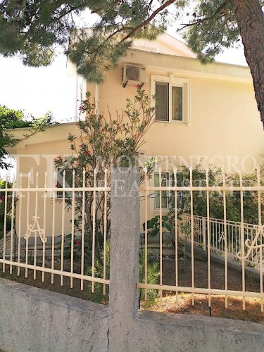 *Sunny, beautiful Villa, 308m2, in Bar - district of Shusanj, with a great sea view, large garden of 1.900m2, swimming pool and garage, in Montenegro.