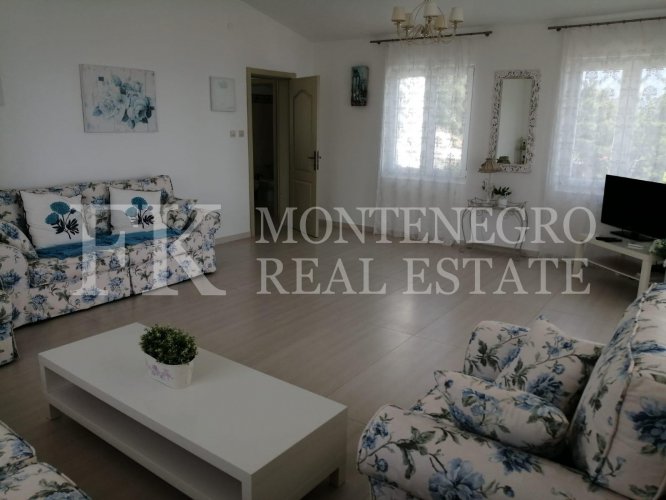 *Sunny, beautiful Villa, 308m2, in Bar - district of Shusanj, with a great sea view, large garden of 1.900m2, swimming pool and garage, in Montenegro.