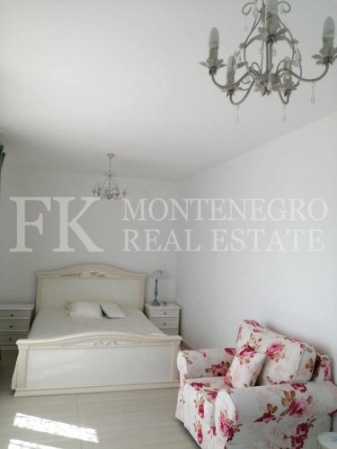 *Sunny, beautiful Villa, 308m2, in Bar - district of Shusanj, with a great sea view, large garden of 1.900m2, swimming pool and garage, in Montenegro.