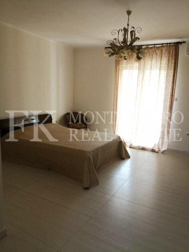 *Sunny, beautiful Villa, 308m2, in Bar - district of Shusanj, with a great sea view, large garden of 1.900m2, swimming pool and garage, in Montenegro.