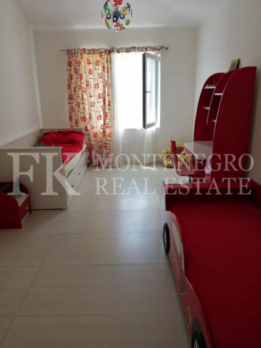 *Sunny, beautiful Villa, 308m2, in Bar - district of Shusanj, with a great sea view, large garden of 1.900m2, swimming pool and garage, in Montenegro.