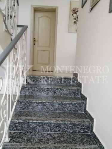 *Sunny, beautiful Villa, 308m2, in Bar - district of Shusanj, with a great sea view, large garden of 1.900m2, swimming pool and garage, in Montenegro.