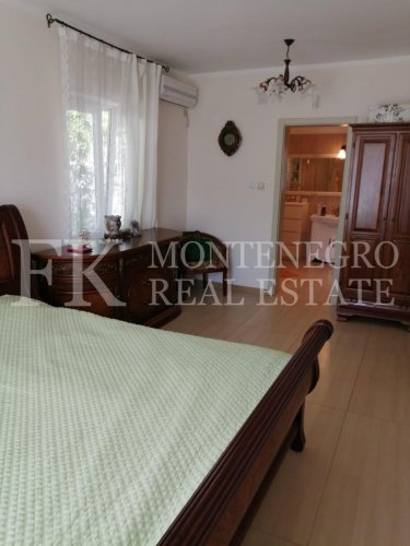 *Sunny, beautiful Villa, 308m2, in Bar - district of Shusanj, with a great sea view, large garden of 1.900m2, swimming pool and garage, in Montenegro.