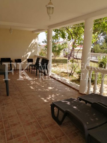 *Sunny, beautiful Villa, 308m2, in Bar - district of Shusanj, with a great sea view, large garden of 1.900m2, swimming pool and garage, in Montenegro.