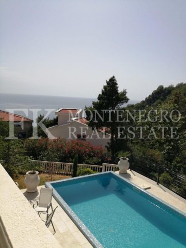 *Sunny, beautiful Villa, 308m2, in Bar - district of Shusanj, with a great sea view, large garden of 1.900m2, swimming pool and garage, in Montenegro.