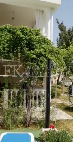 *Sunny, beautiful Villa, 308m2, in Bar - district of Shusanj, with a great sea view, large garden of 1.900m2, swimming pool and garage, in Montenegro.