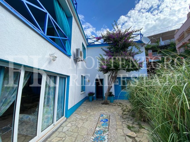 *Exotic house, 490m2, in Bar - Dobra Voda, on a plot of 969m2, with sea view, just 50 m from the sea shore with a separate guest house of 145 m2 and a swimming pool, in Montenegro.