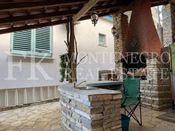 *Exotic house, 490m2, in Bar - Dobra Voda, on a plot of 969m2, with sea view, just 50 m from the sea shore with a separate guest house of 145 m2 and a swimming pool, in Montenegro.