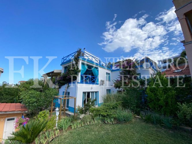 *Exotic house, 490m2, in Bar - Dobra Voda, on a plot of 969m2, with sea view, just 50 m from the sea shore with a separate guest house of 145 m2 and a swimming pool, in Montenegro.