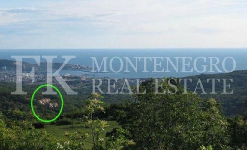 Semi-detached house, 132m2, above Bar, in a beautiful complex of villas in the village area Zupci, with sea view, swimming pool plus two garages, in Montenegro.