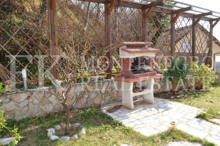 Semi-detached house, 132m2, above Bar, in a beautiful complex of villas in the village area Zupci, with sea view, swimming pool plus two garages, in Montenegro.