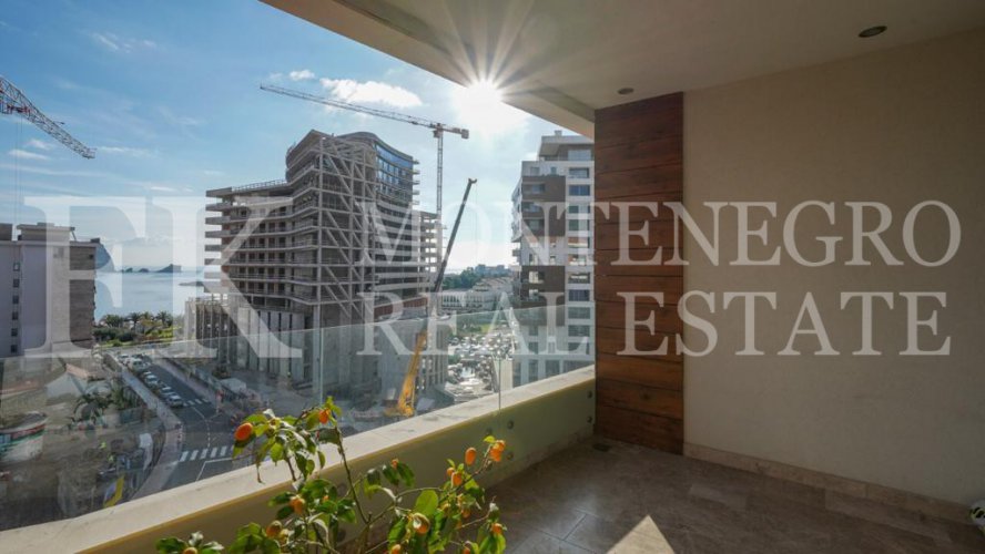 *Spacious and bright apartment in the center of Budva, 121m2, just 100m from the sea, overviewing the sea, in Montenegro.
