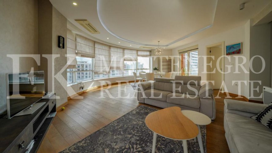 *Spacious and bright apartment in the center of Budva, 121m2, just 100m from the sea, overviewing the sea, in Montenegro.