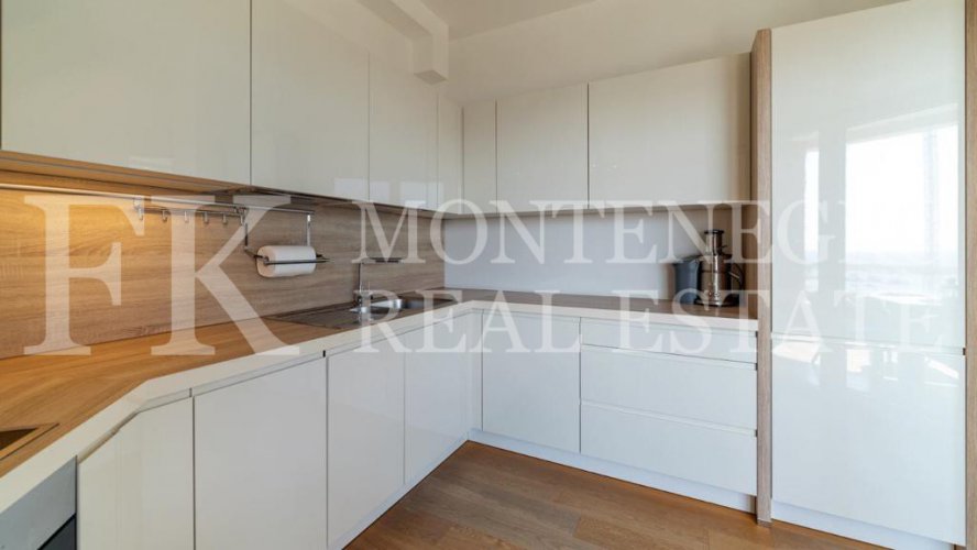 *Spacious and bright apartment in the center of Budva, 121m2, just 100m from the sea, overviewing the sea, in Montenegro.