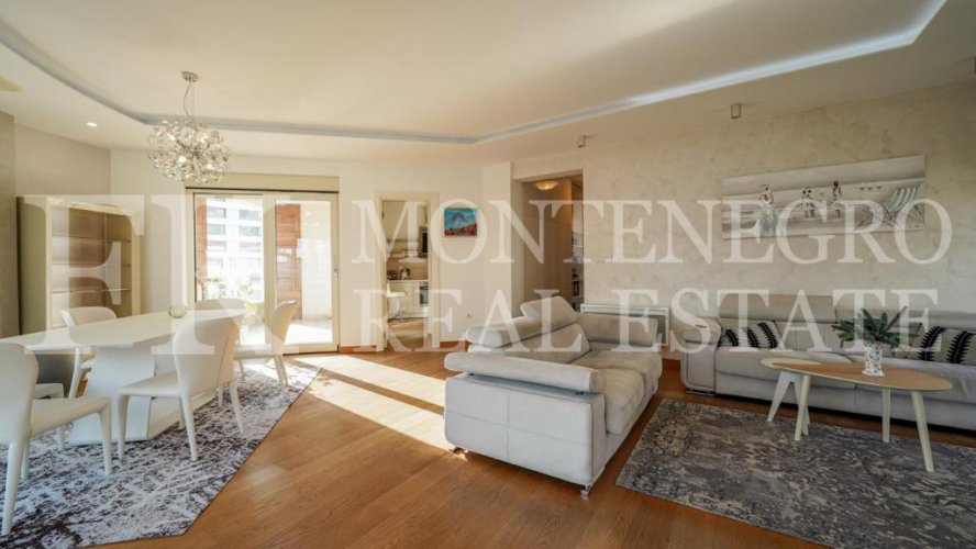 *Spacious and bright apartment in the center of Budva, 121m2, just 100m from the sea, overviewing the sea, in Montenegro.