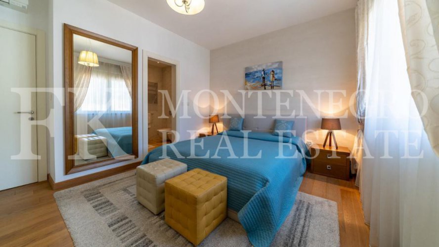 *Spacious and bright apartment in the center of Budva, 121m2, just 100m from the sea, overviewing the sea, in Montenegro.