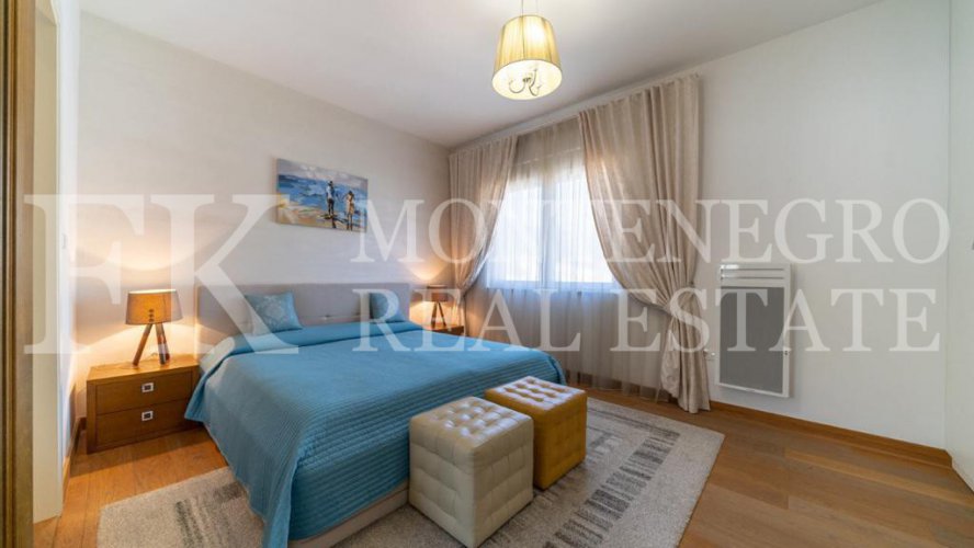*Spacious and bright apartment in the center of Budva, 121m2, just 100m from the sea, overviewing the sea, in Montenegro.