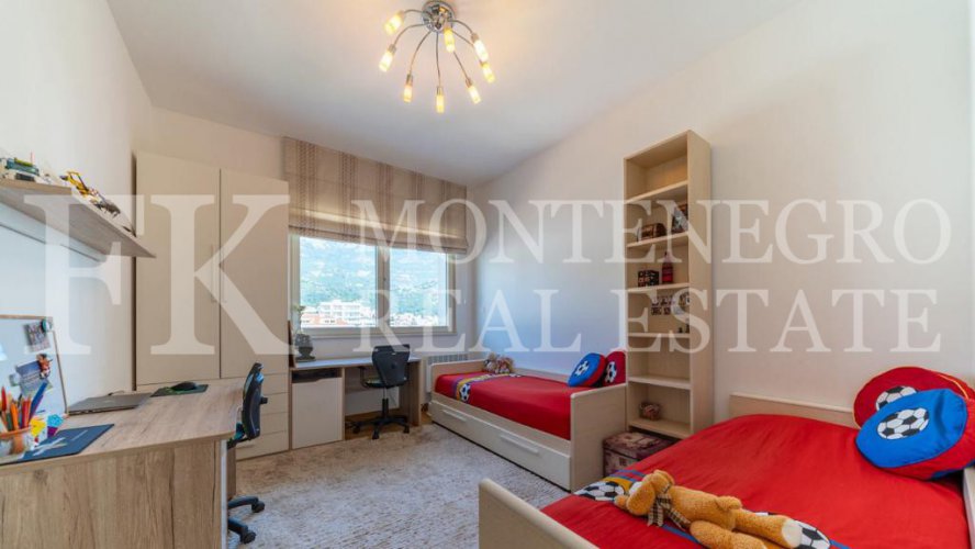 *Spacious and bright apartment in the center of Budva, 121m2, just 100m from the sea, overviewing the sea, in Montenegro.