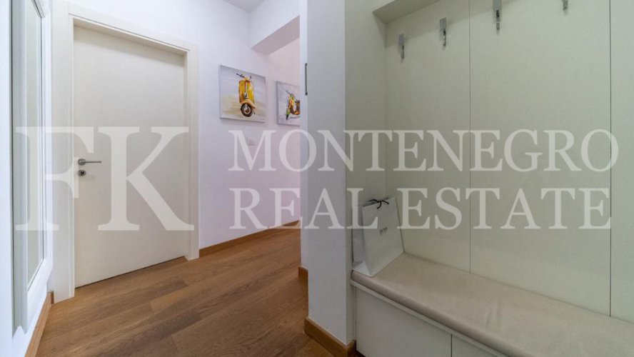 *Spacious and bright apartment in the center of Budva, 121m2, just 100m from the sea, overviewing the sea, in Montenegro.