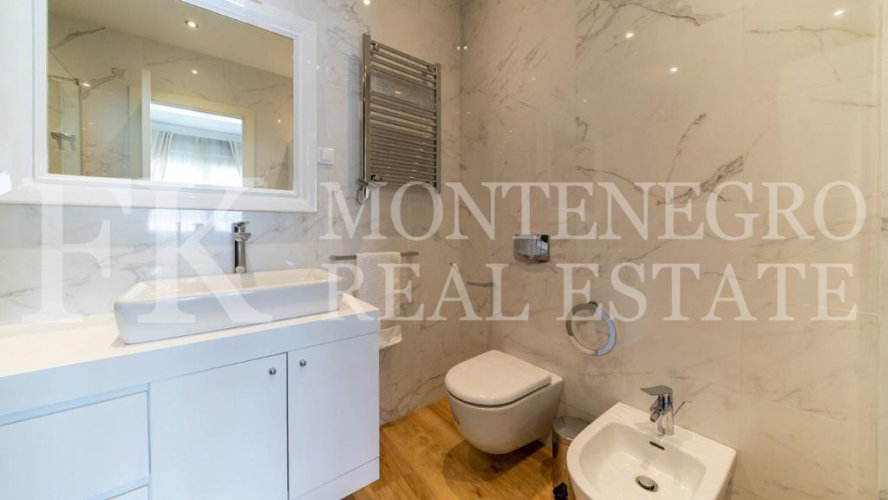 *Spacious and bright apartment in the center of Budva, 121m2, just 100m from the sea, overviewing the sea, in Montenegro.