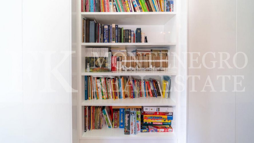 *Spacious and bright apartment in the center of Budva, 121m2, just 100m from the sea, overviewing the sea, in Montenegro.