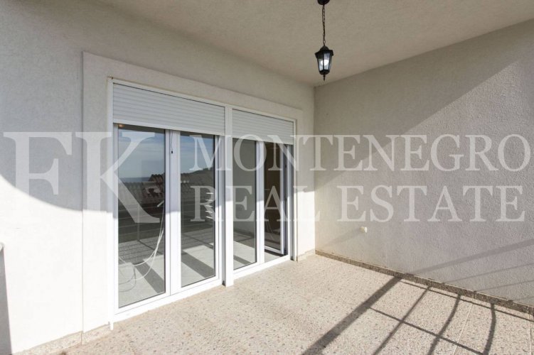 *Directly by the sea, house with three apartments, 280m2, in Ulcinj-Kruce, with fantastic sea view, in Montenegro.