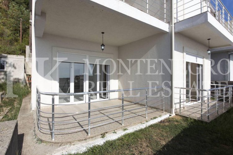 *Directly by the sea, house with three apartments, 280m2, in Ulcinj-Kruce, with fantastic sea view, in Montenegro.